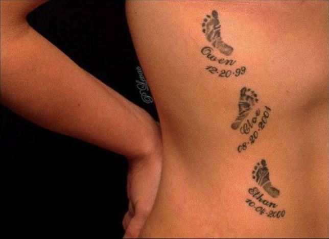 Tatouage Dates D'anniversaire Avec Prénoms Et Empreintes Sur Les Côtes