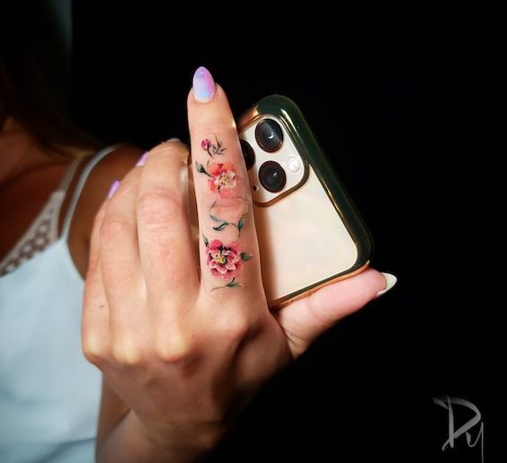 Tatouage Fleurs Rouge Et Orange Sur Le Doigt