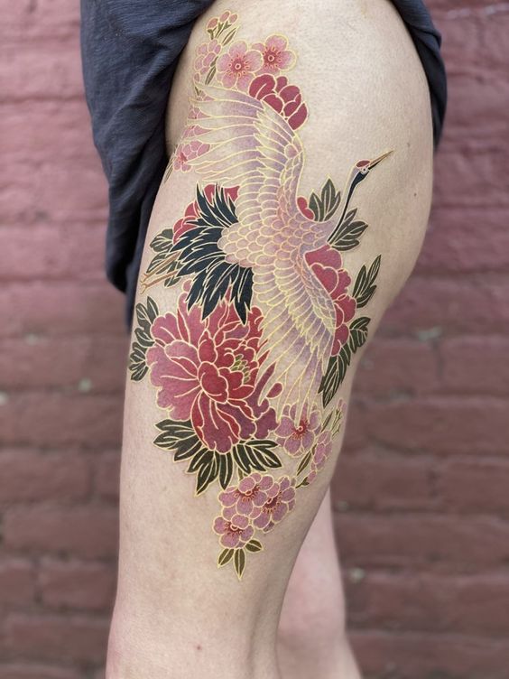 Tatouage Grue Et Fleurs Sur La Cuisse