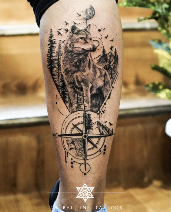 Tatouage Loup Et Boussole Sur Le Mollet