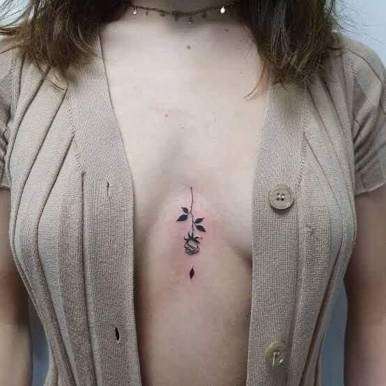 Tatouage Rose Noire Inversée Sur Le Sternum