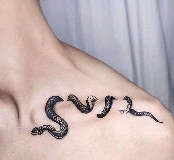 Tatouage Serpent Noir 3d Sur La Clavicule