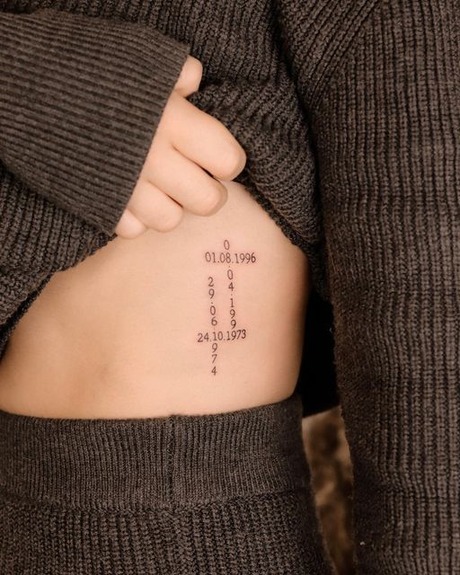 Tatouage Dates D'anniversaire En Mots Croisés Sur Les Côtes