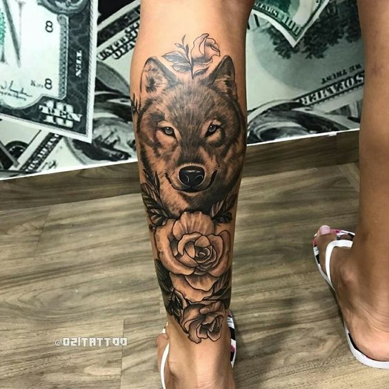 Tatouage Loup Et Fleurs En Noir Et Gris Sur Le Mollet