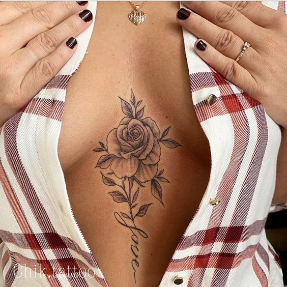 Tatouage Pivoine Et Mot Love Sur Le Sternum