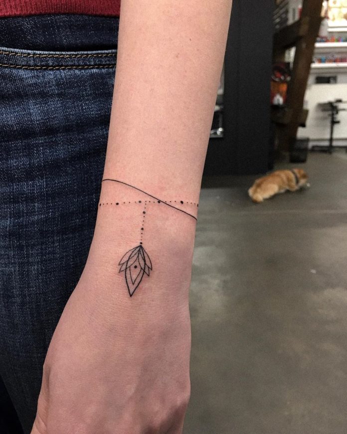 Tatouage Bracelet Avec Dots Et Fleur De Lotus Minimalistes