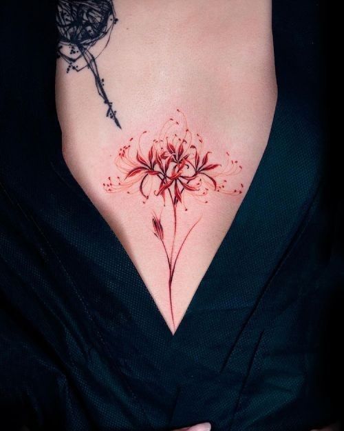 Tatouage Fleur Rouge Sur Le Sternum