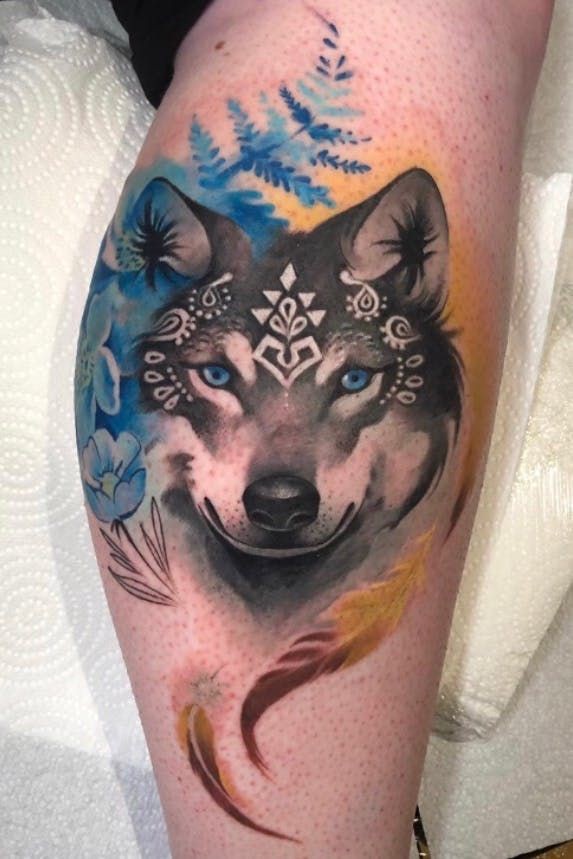 Tatouage Loup Et Fleurs Bleues Sur Le Mollet