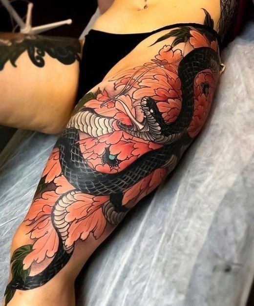 Tatouage Serpent Noir Et Pivoines Rouges Sur La Cuisse