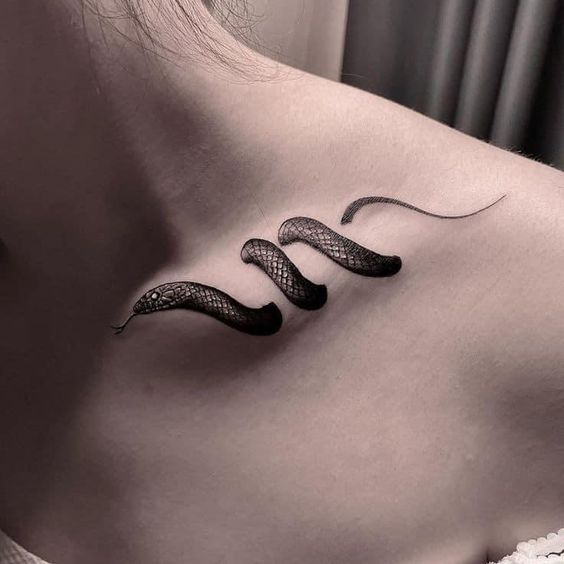 Tatouage Serpent Noir Réaliste Sur La Clavicule