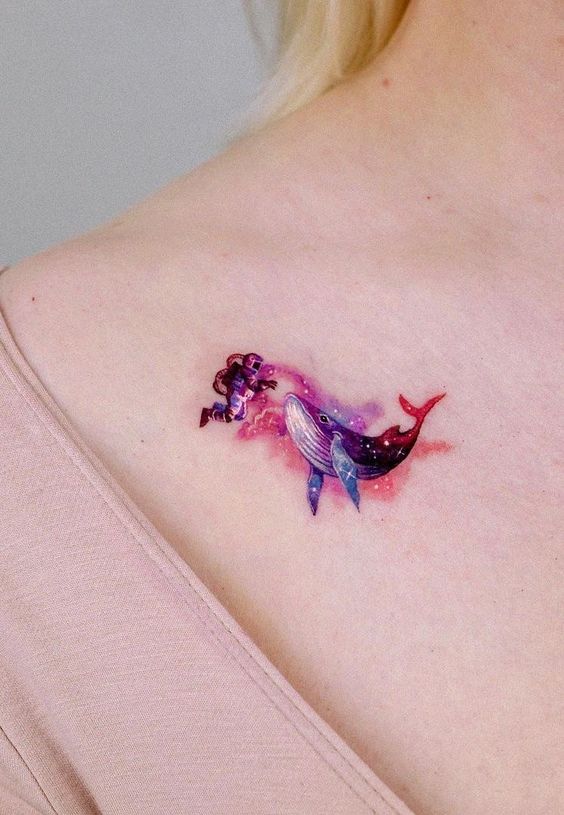 Tatouage Baleine Et Astronaute Sur La Clavicule