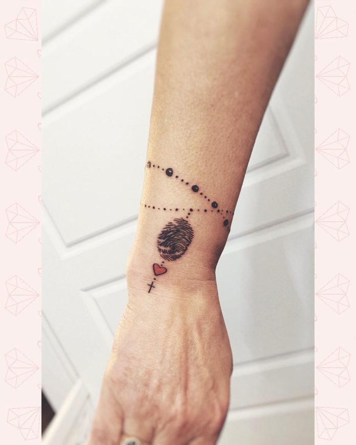 Tatouage Bracelet Avec Empreinte Et Coeur Rouge