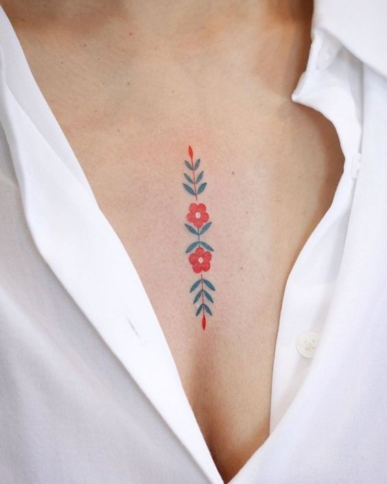 Tatouage Fleurs Rouges Et Feuilles Bleues Sur Le Sternum