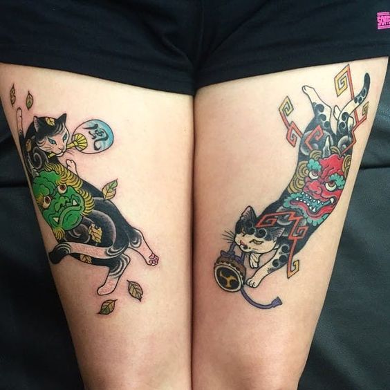 Tatouage Chats Noirs Et Masques Sur La Cuisse