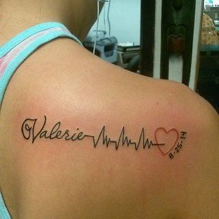 Tatouage Date D'anniversaire Avec Prénom, Oscillogramme Et Coeur Sur Le Dos