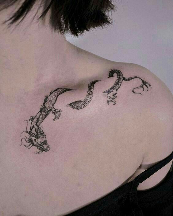 Tatouage Dragon En Noir Et Gris Sur La Clavicule