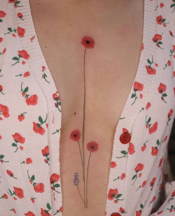 Tatouage Fleurs Rouges Et Bleues Sur Le Sternum