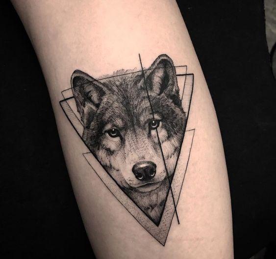 Tatouage Loup Et Figures Géométriques Sur Le Mollet