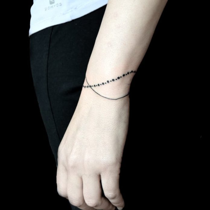 Tatouage Bracelet Avec Dots Et Lignes Fines