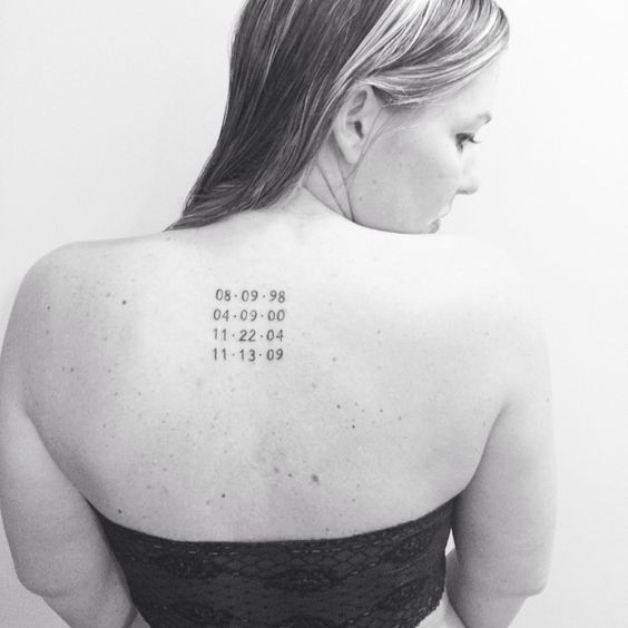 Tatouage Dates D'anniversaire Superposées Sur Le Dos