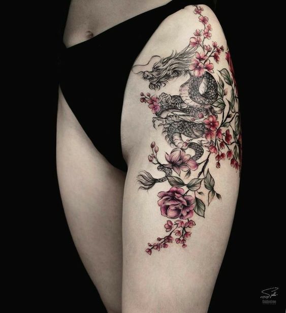 Tatouage Dragon Et Fleurs Roses Sur La Cuisse