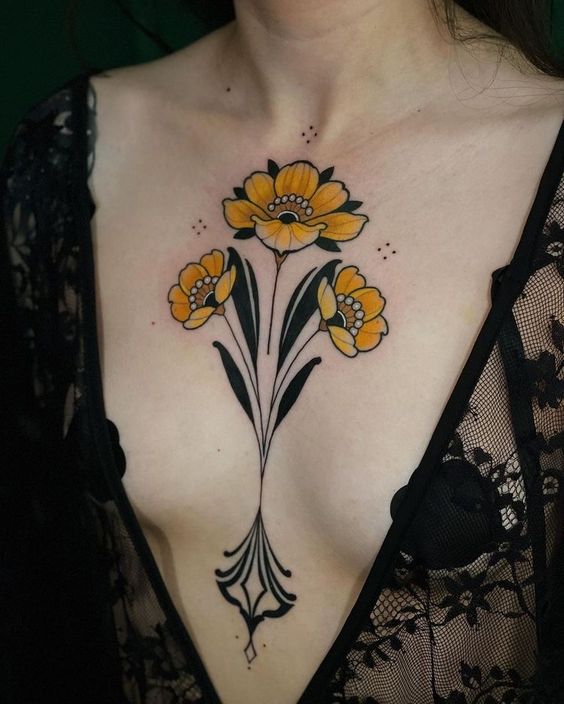 Tatouage Fleurs Jaunes Sur Le Sternum