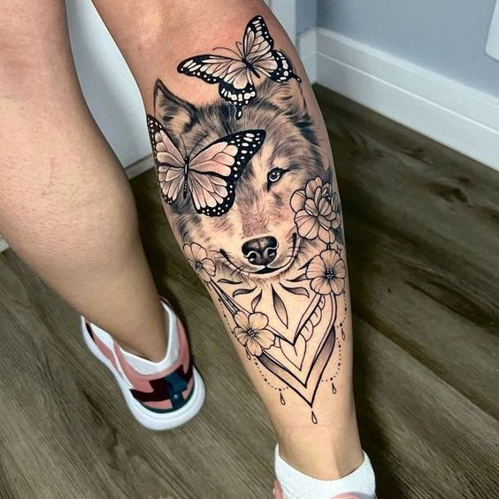 Tatouage Loup Et Papillons Sur Le Mollet