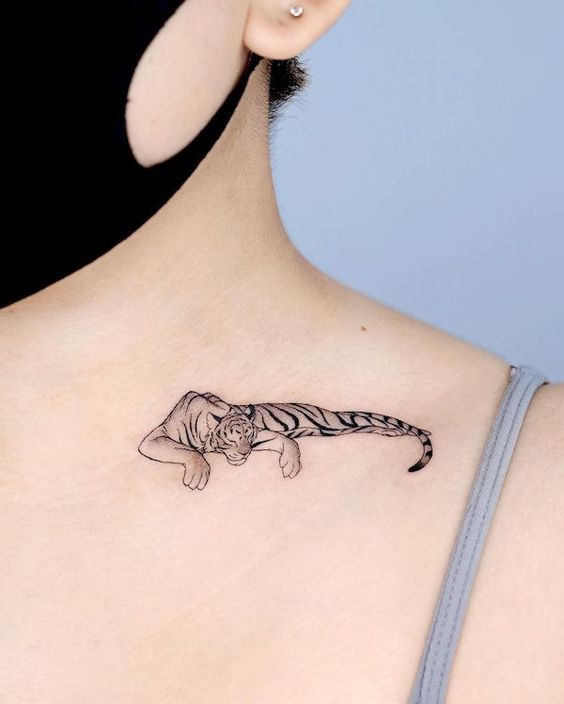 Tatouage Tigre En Noir Et Gris Sur La Clavicule