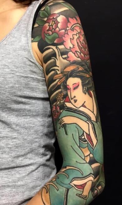Tatouage Femme Et Fleur Rouge Sur Le Bras