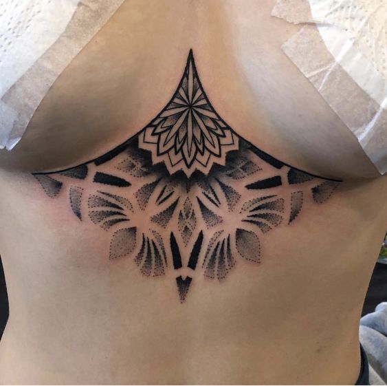 Tatouage Mandala En Noir Et Gris Et Dotwork Sur Le Sternum
