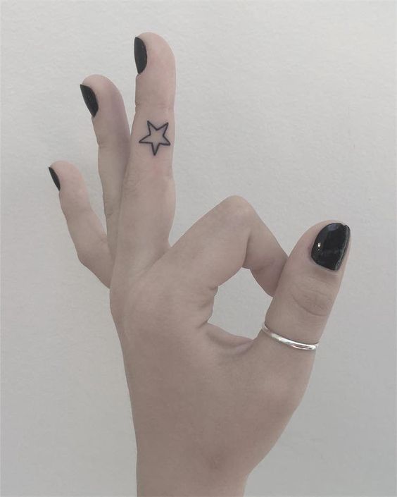 Tatouage Pentagramme Sur Le Doigt