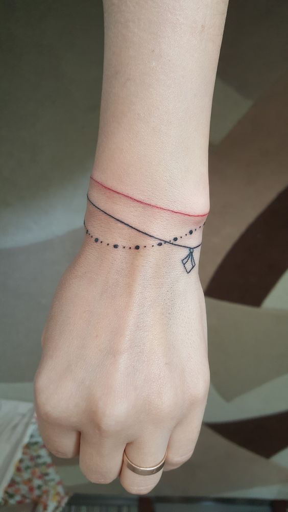 Tatouage Bracelet Avec Perles Et Ligne Rouge
