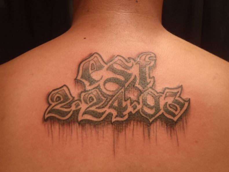 Tatouage Date D'anniversaire Graphique Sur Le Dos