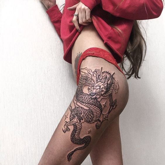 Tatouage Dragon En Noir Et Gris Sur La Cuisse