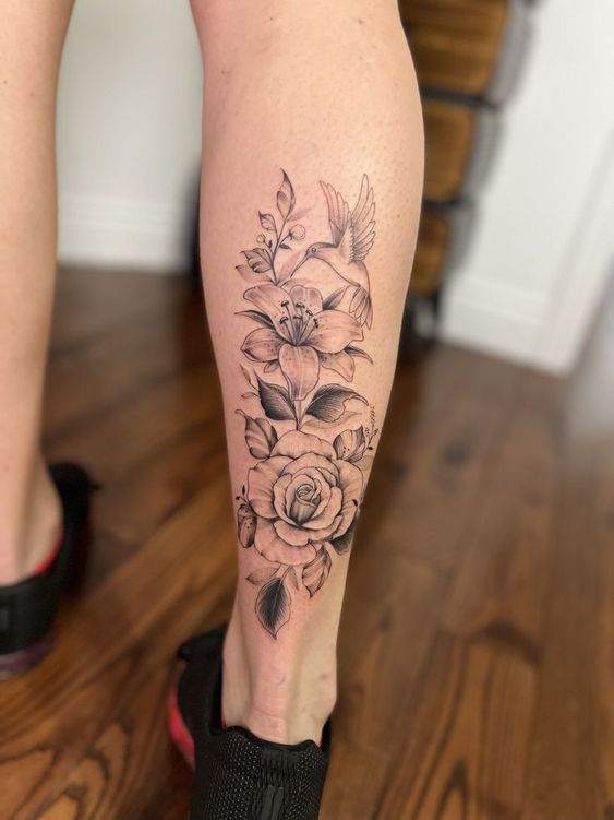 Tatouage Fleurs Et Oiseau En Noir Et Gris Sur Le Mollet