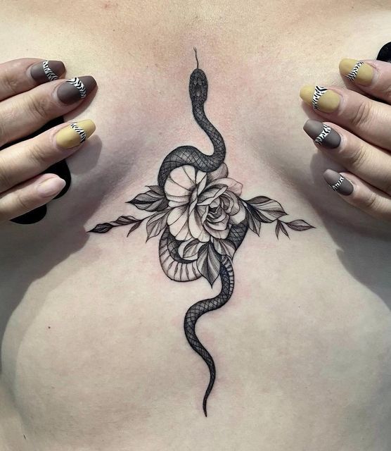 Tatouage Serpent Et Pivoine En Noir Et Gris Sur Le Sternum