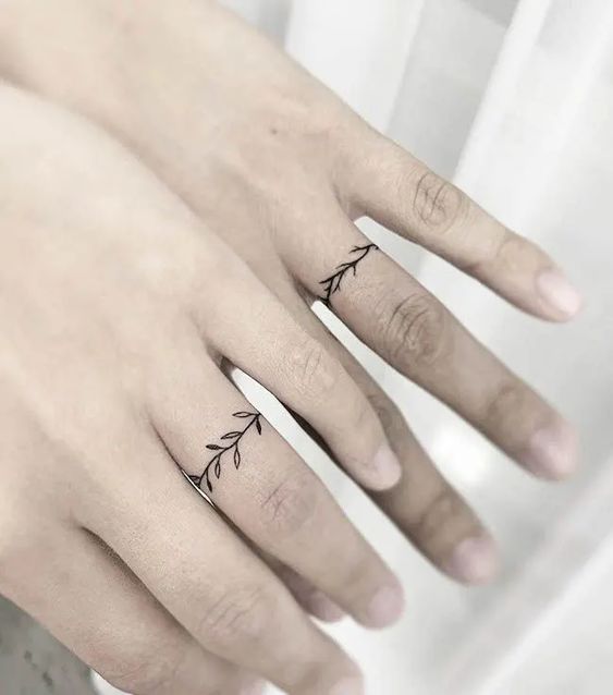 Tatouage Tiges Et Feuilles Minimalistes Sur Le Doigt