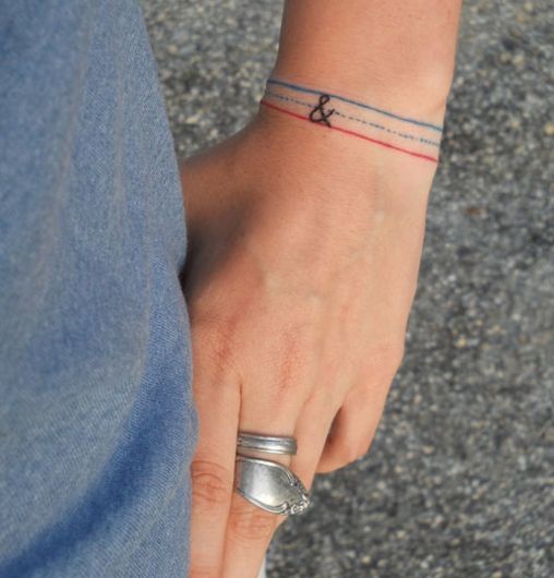 Tatouage Bracelet Avec Lignes Rouge Et Bleue