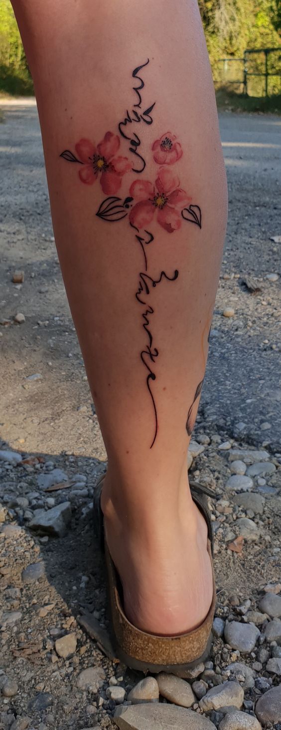 Tatouage Fleurs Roses Sur Le Mollet