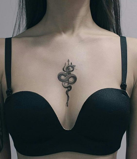 Tatouage Serpent Et Trident Sur Le Sternum