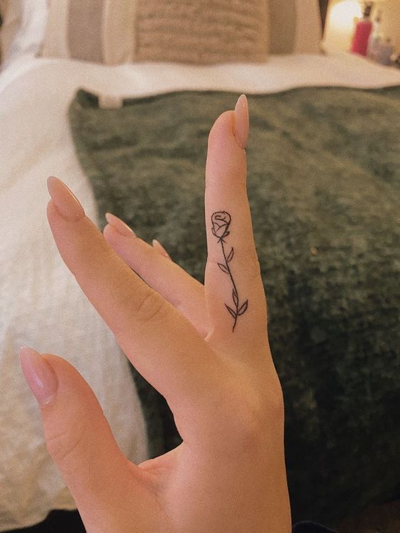Tatouage Tulipe Minimaliste Sur Le Doigt