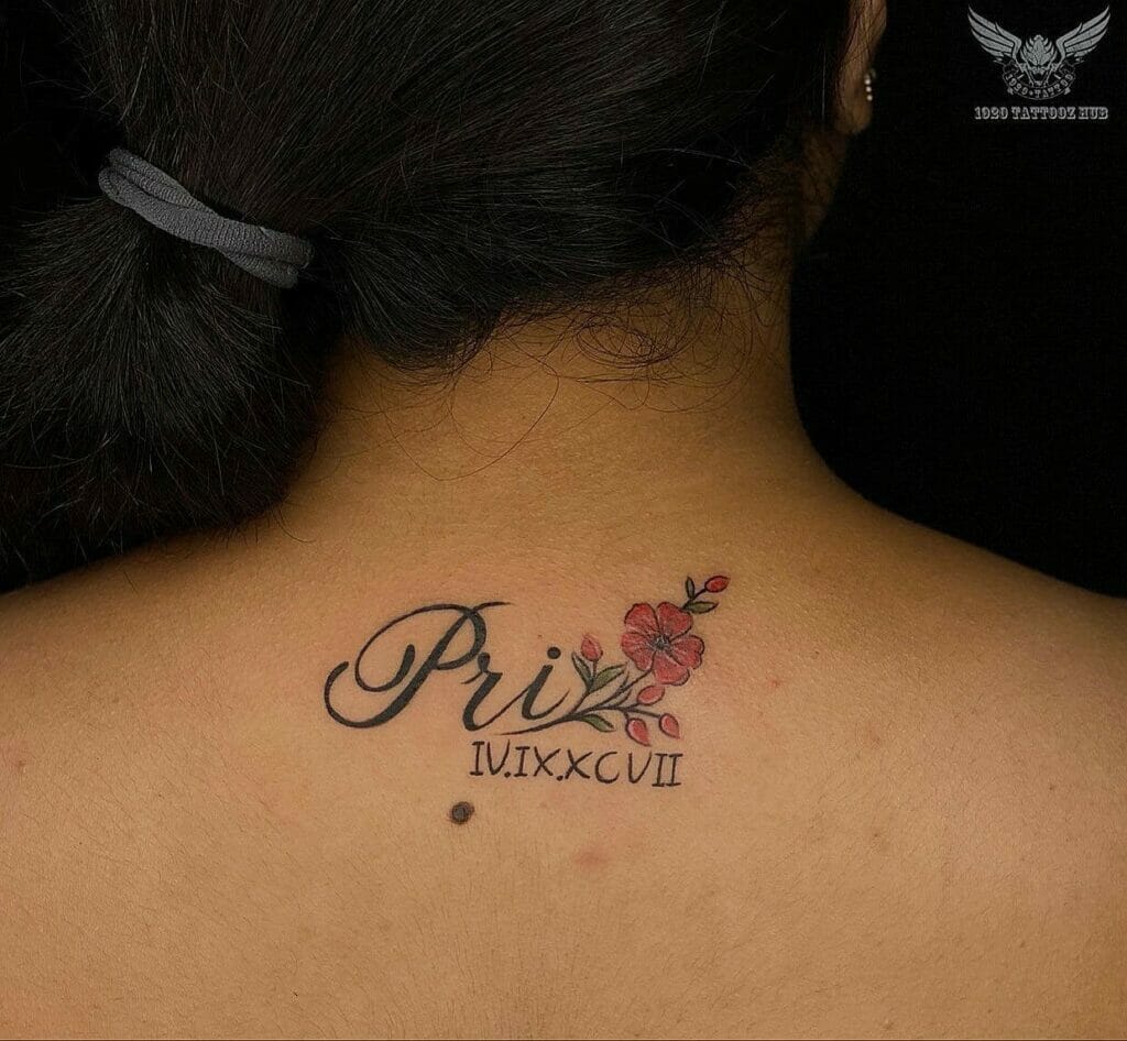 Tatouage Date D'anniversaire Avec Prénom Et Fleurs Sur Le Dos