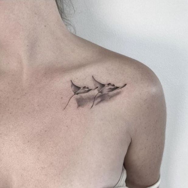 Tatouage Raies 3d Sur La Clavicule