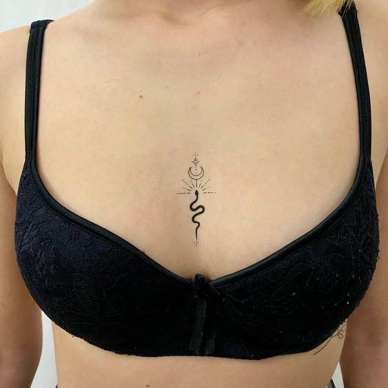 Tatouage Serpent, Lune Et étoile Sur Le Sternum