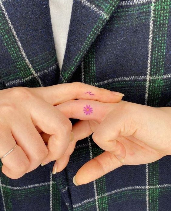Tatouage Fleur Violette Et Vague Sur Le Doigt