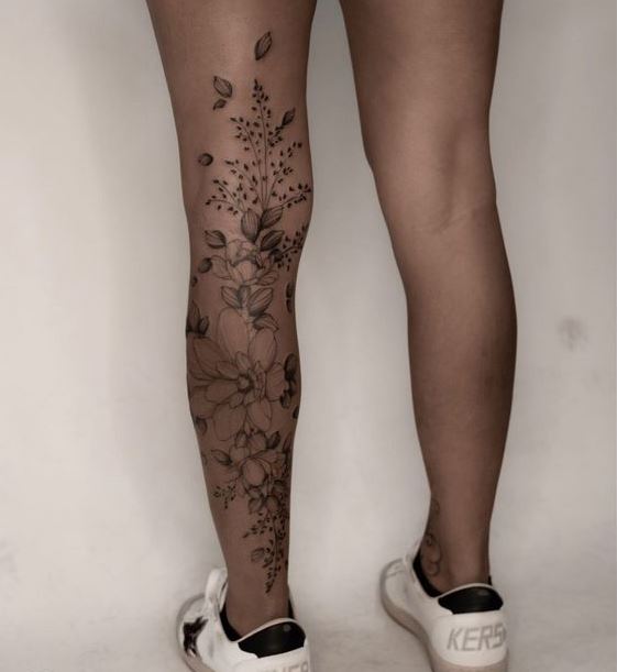 Tatouage Fleurs à L'encre Noire Sur Le Mollet