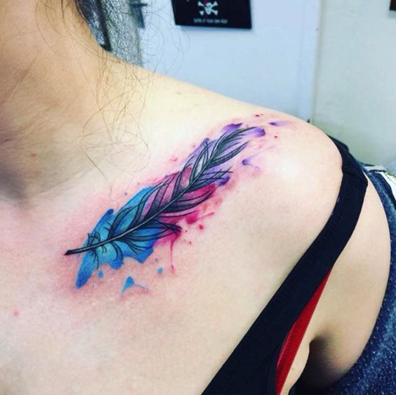 Tatouage Plume En Aquarelle Sur La Clavicule