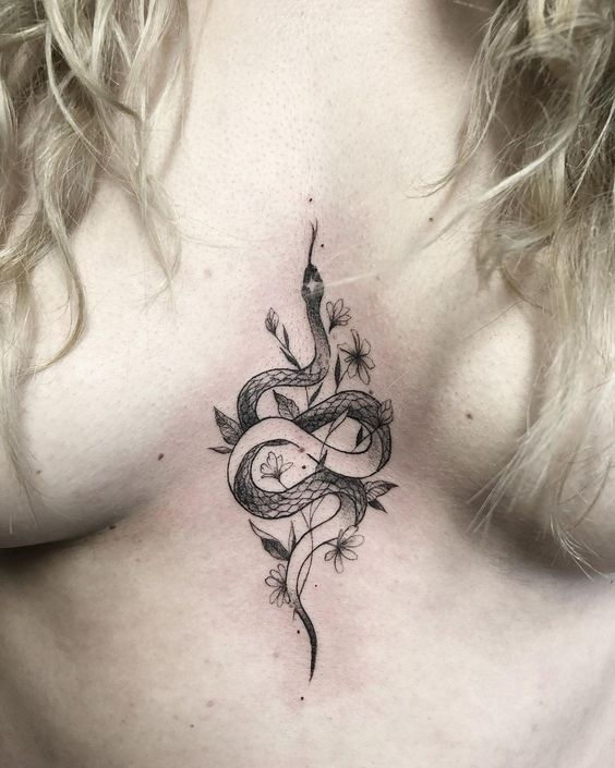 Tatouage Serpent Et Fleurs Sur Le Sternum