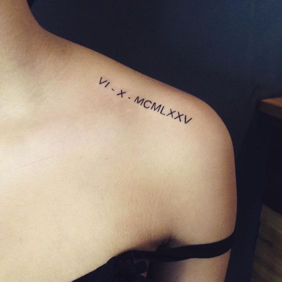 Tatouage Date D'anniversaire En Chiffres Romains Sur L'épaule