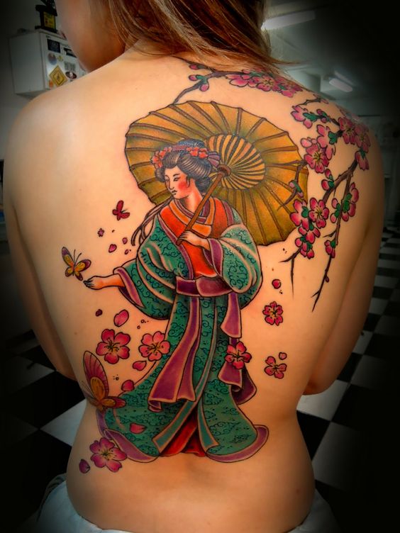 Tatouage Femme Avec Une Ombrelle Sur Le Dos